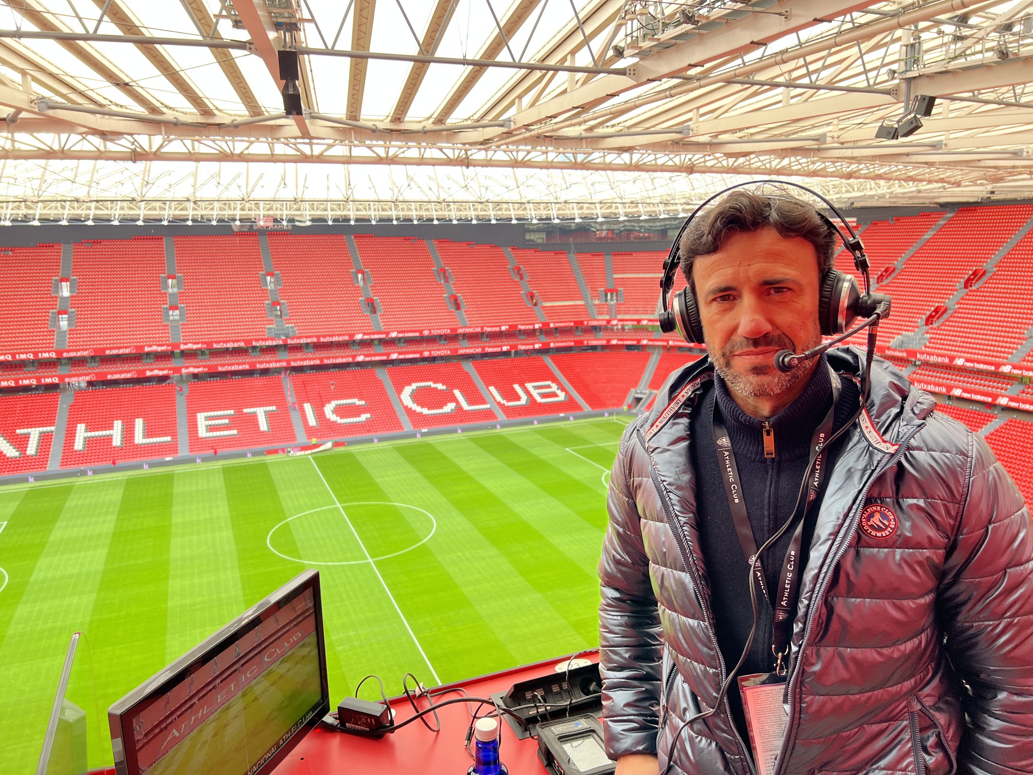 Paco Gómez Gil en los estudios de radio