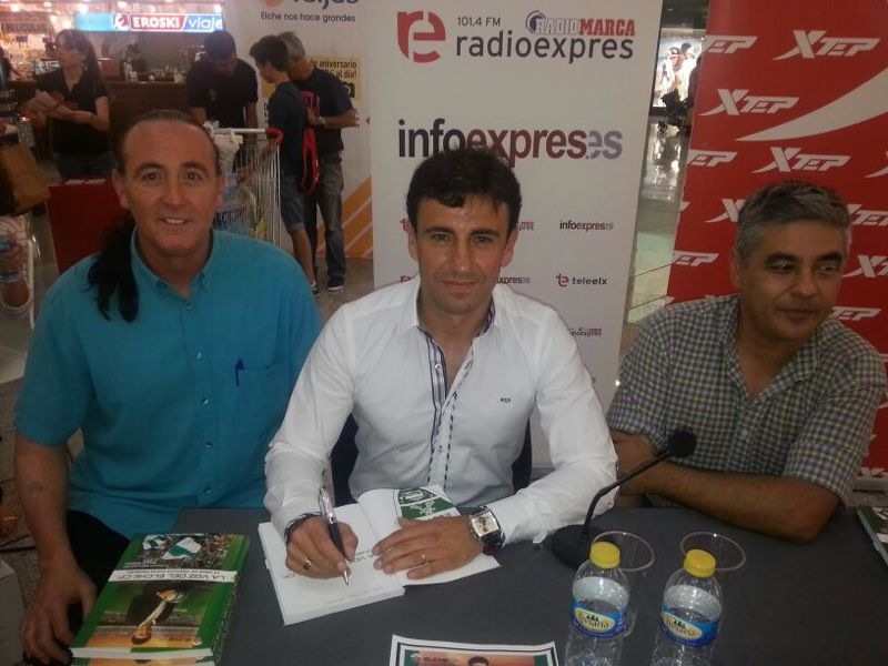 Paco Gómez Gil durante la firma de su libro