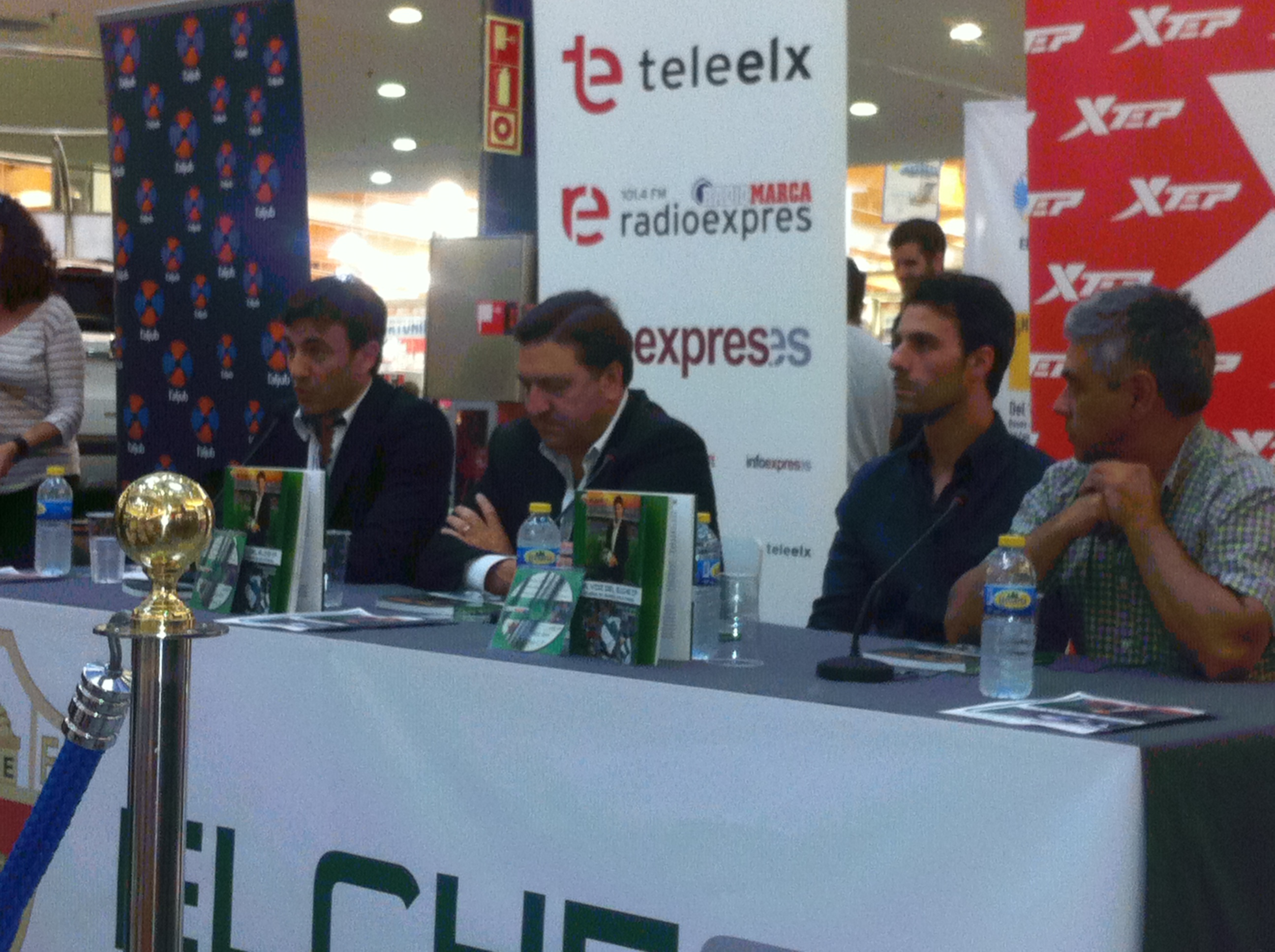 Paco Gómez Gil durante la presentación de su libro